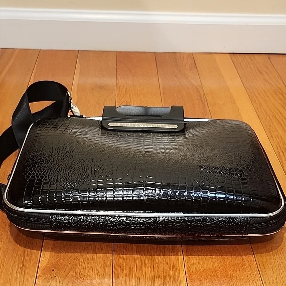 Bombata Elegant Black Crocodile Pattern Laptop Bag